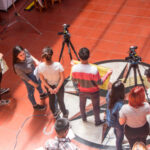 Estudiantes con camaras de television graban programa