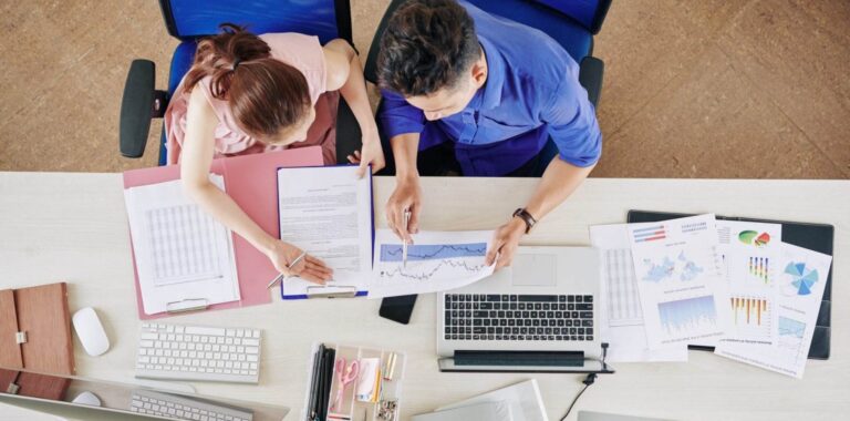 gente trabajando computadora virtual