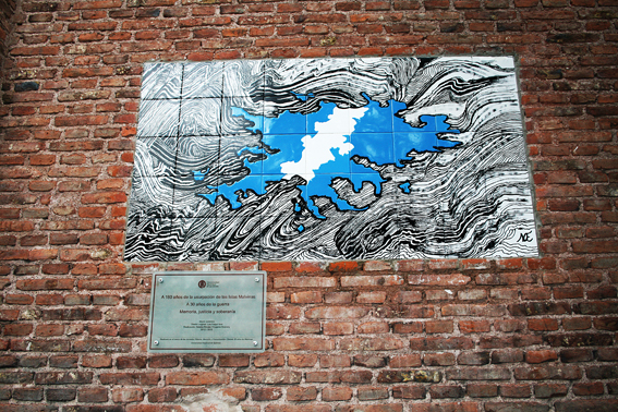 Mural sobre Malvinas en la UNQ