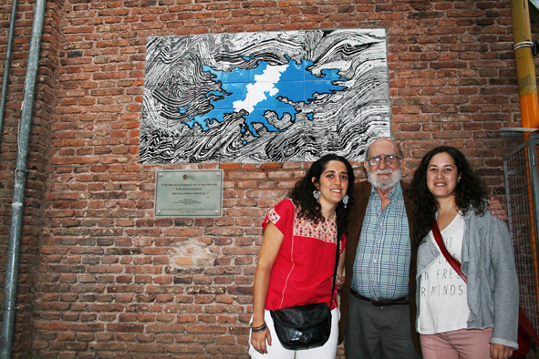 El artista Luis Felipe Noé junto a las muralistas Natalia Revale y por Eugenia Bracon.