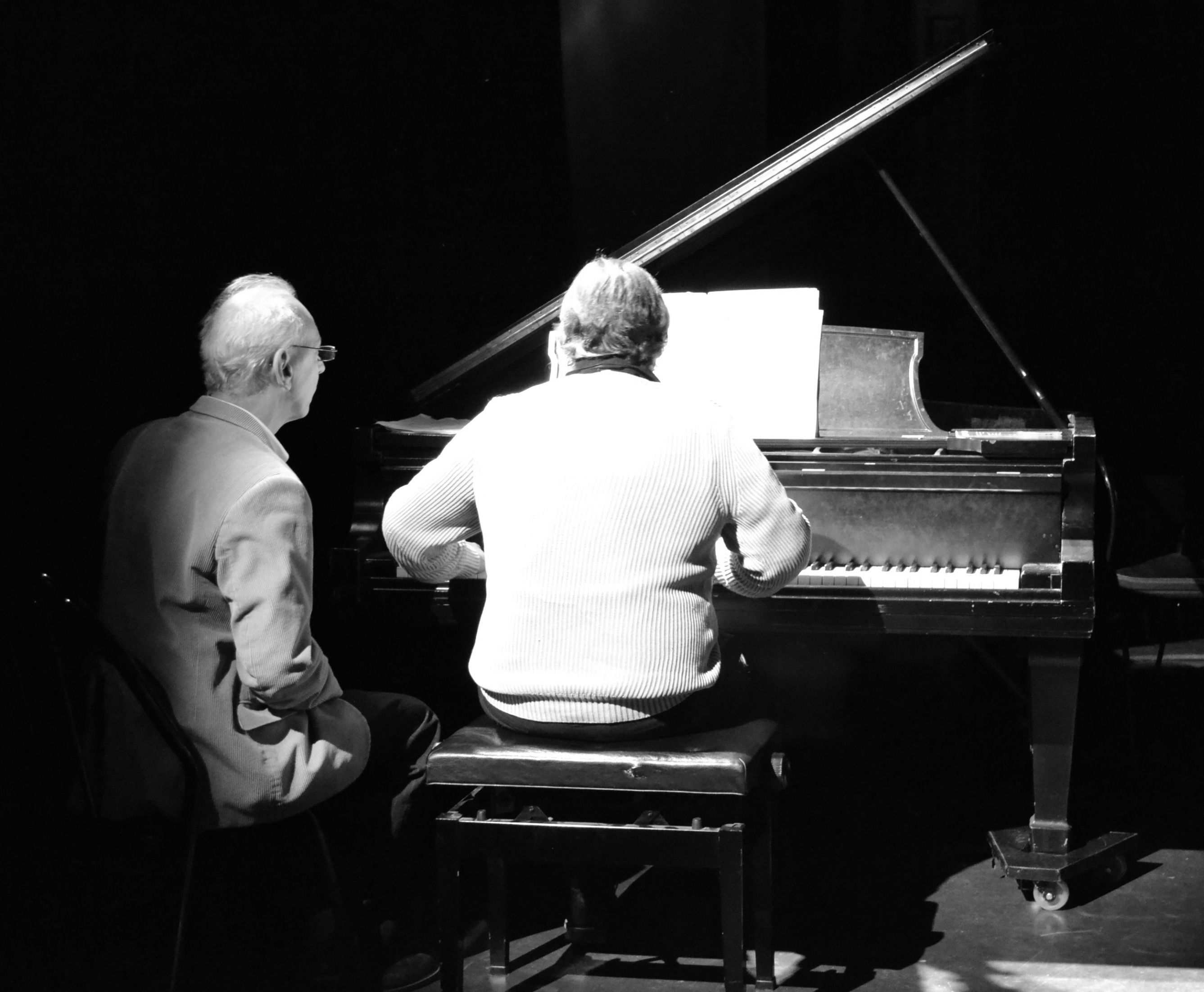 Bruno Mesz interpretando obras para piano de Juan Carlos Paz