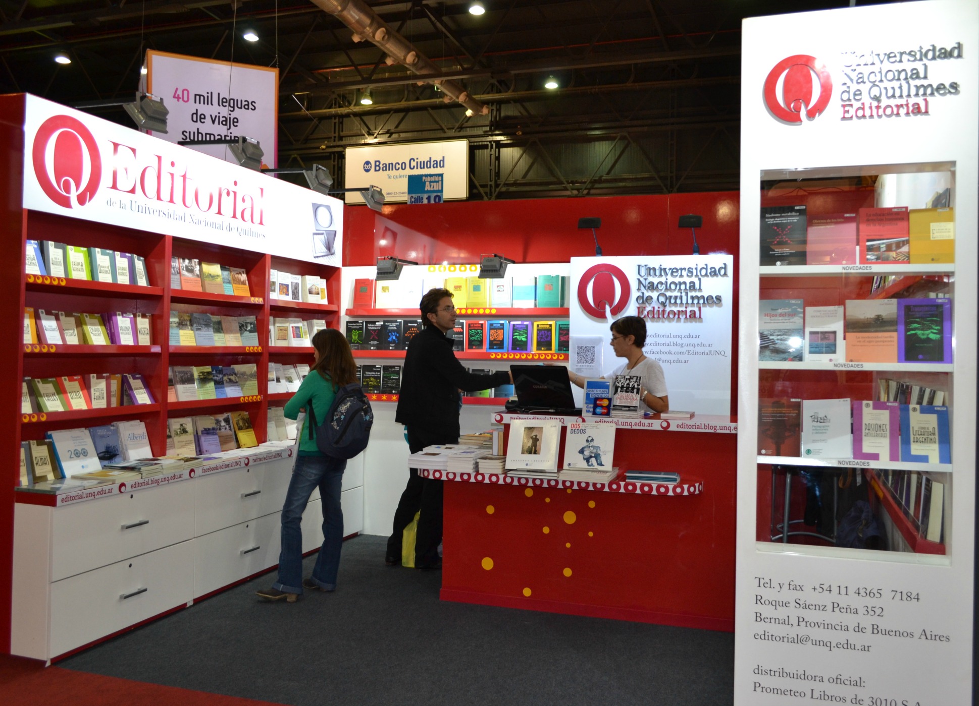 Stand de la Editorial UNQ en la Feria del Libro de Buenos Aires