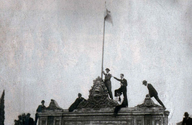 Reforma Universitaria - Estudiantes cordobeses izando la bandera argentina