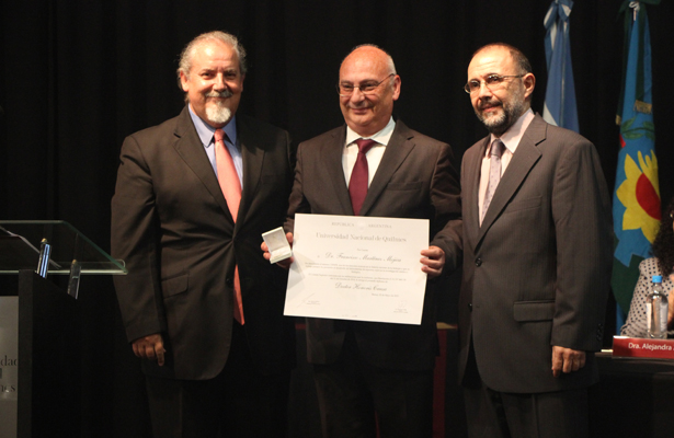 Francisco Martínez Mojica recibe el Doctor Honoris Causa de la UNQ