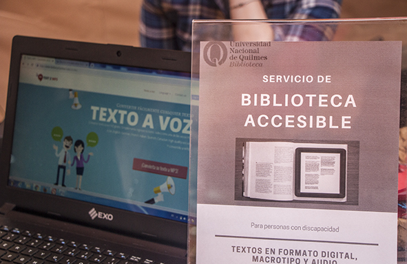 En la foto se muestra un cartel que dice Servicio de Biblioteca accesible