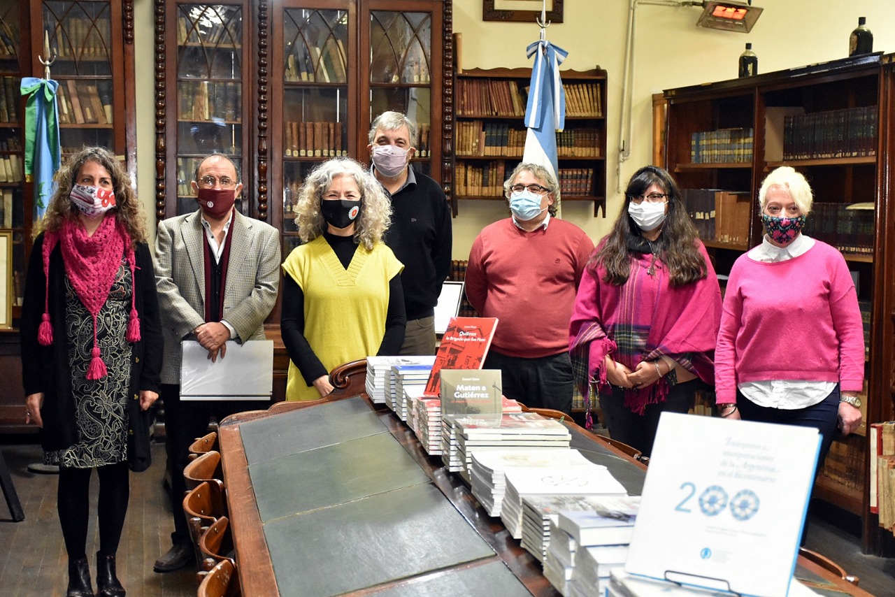 La UNQ donó más de 100 libros a la Biblioteca Sarmiento