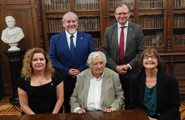 Alfredo Alfonso junto a José Mujica y los Rectores de las Universidades de Chile